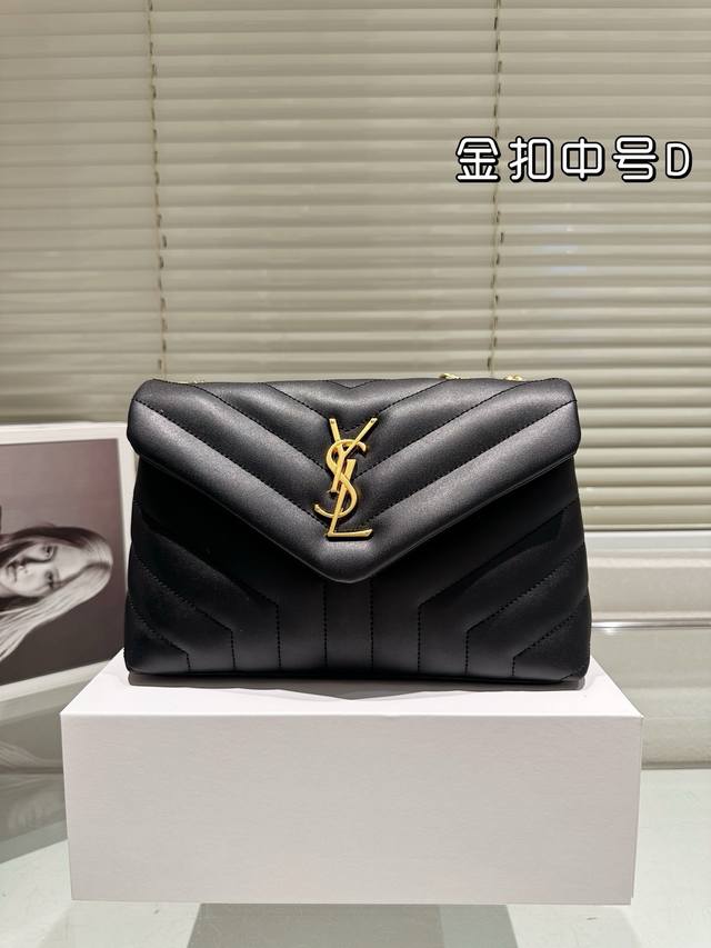 圣罗兰Ysl 25早春Loulou款式强势回归. 羊皮信封式手袋饰以人字纹绗缝明缝线 配有可拆卸卡包和全标化妆镜 搭配滑动式链带可肩背可斜挎 满足多场合搭配使用