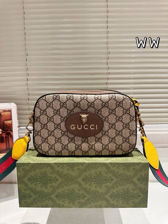 全套包装 Size：24Cm 跑量款 Gucci虎头相机包 专柜新款 男女同款哦！
