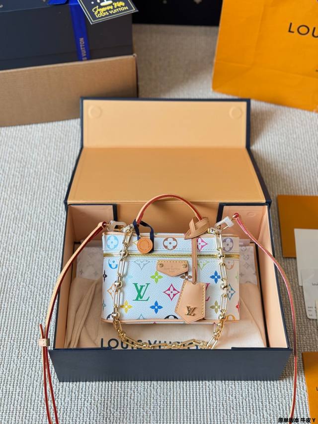 原单版本 牛皮 Lv 2025 村上隆 白三彩 Vanity Chain pouch 手袋 包包 Vanity Chain pouch 手袋以经典化妆箱为灵感，