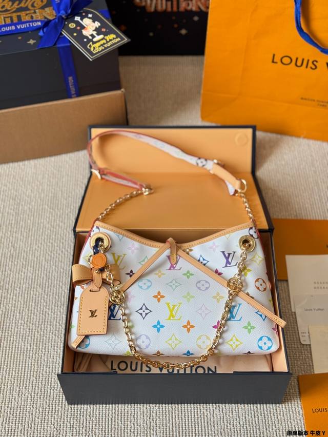 原单版本 牛皮 新的Carryall Bb 鲶鱼须子和大金链子宝宝们形容的太贴切了 Lv配金链子真的好看 小小咩觉得新版Carryall变可爱 了，而且不喜欢大