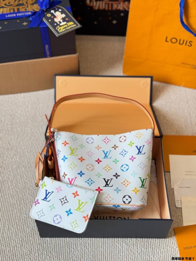 原单版本 牛皮 Lv All Inbb手袋为Monogram牛皮搭配亮泽金属件，以标志性挂锁和名牌彰显经典格调。可调节肩带延续品牌制箱传承，皮革肩带增添斜挎和肩