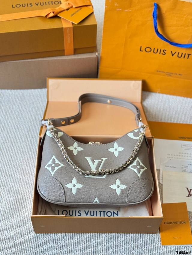 牛皮版本 Lv Boulogne邮差包 牛角包 新款的 Boulogne Size 对比之前小了，但完全不影响它的容量。设计上多加了金色链条 发8，增添时尚感之
