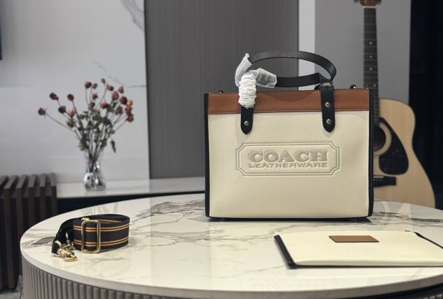 大号 Coach 蔻驰 Ss22 Field 30Cmtote 购物袋.原版皮.这是什么神仙配色？ 毫无抵抗力.单肩手提都可以.容量超级大. 耐磨耐脏.砖柜一比