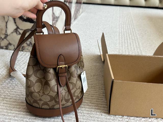 Size：21 17Cm C家 双肩包， 自重轻！强烈推荐 小长假需要一个它！ 搜索Coach 双肩包