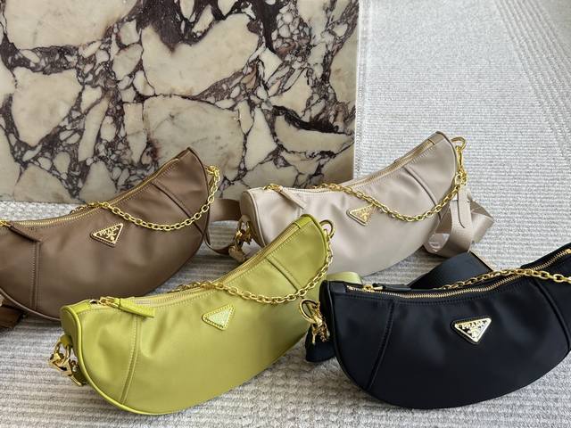prada Sling Bag prada最火预售款新包: Sling Bag性价比之王，百搭耐用 -起追上潮流的尖端~的的 是一款可以和男朋友共享的 货量不多