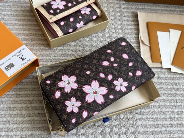 配盒 尺寸：19*10Cm L家 新款钱包！！ 超更加实用， 男女同款 拿到手里就会爱上！！