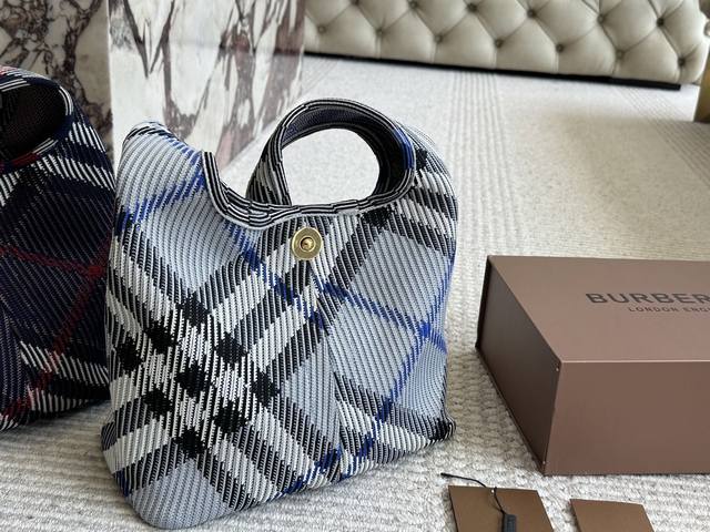 Burberry新款终于出货经典斜格纹太好看了B家最新柔软立挺的肩背包，选用棉质斜纹面料打造。于意大利工坊匠制而成，装饰精纺B家专属格纹。采用无内讨设计，质地轻
