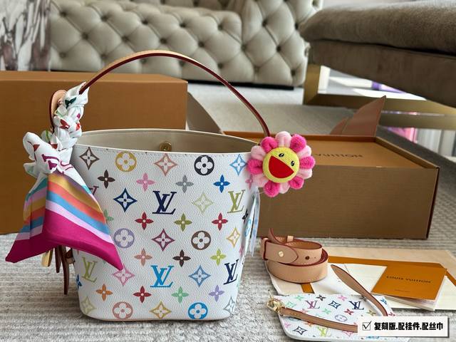 配盒 Size：18*16Cm All In Bb重磅来袭新色 这谁看了不迷糊呀 白三彩没想到越看越喜欢 有两幅面孔L家 Aii In Bb 25Ss 水桶包