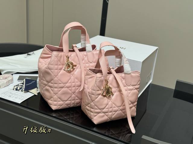 配盒 升级版 Size：22*23Cm 16*18Cm 迪奥 超火的Toujours 购物袋 个人觉得 包型真的很耐看！ 又休闲 又优雅！ 现在它很火哦！ 中号