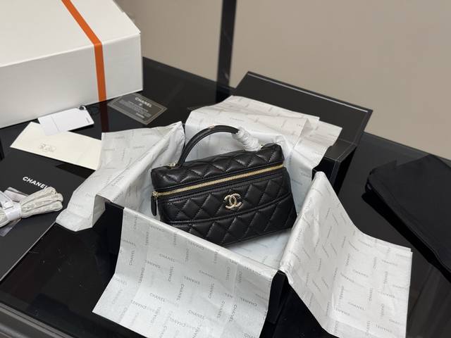 配折叠盒飞机盒 Size：19.12Cm 香奈儿饭盒 Hobo 又称流浪包 包身轻便又有容量 又精美又实用，性价比超高 推荐入手之一 太好搭啦！随手一提！出门！