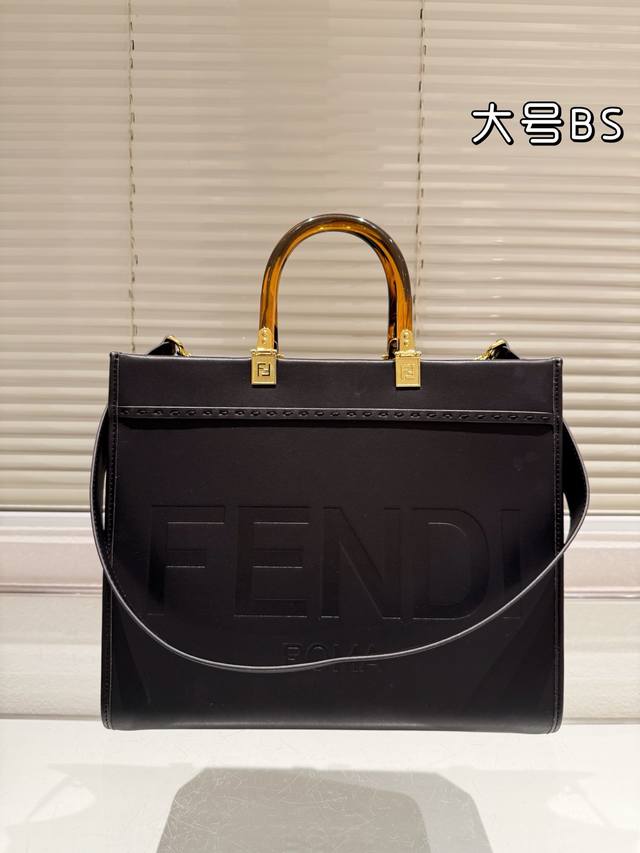 芬迪Logo托特包Fendi Tote 好看又酷炫的芬迪包包，渐变Logo的设计。 Fendi托特包“阳光手提袋” 字母蛇皮Logo手工缝线设计，玳瑁双手柄是整