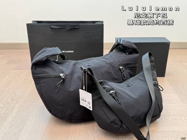 Lulu Lemon 尼龙腋下包 Lulu家腋下包也太好看啦！ 包型立体剪裁越看越顺眼型 基础款简约百搭 包型立挺 空包状态也不会塌下去！ 不管是健身 通勤 还