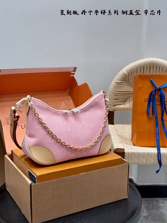 全套礼盒包装 复刻版 163C动态芯片 全钢五金 Lv 丹宁牛仔 Boulogne 牛角包设计上多加了链条，增添时尚感之余，也让包变的更多样化使用。肩带设计非常