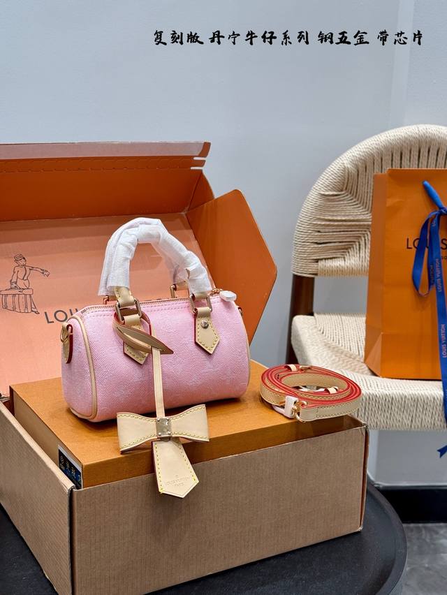 全套礼盒包装 复刻版 163C动态芯片 全钢五金 被疯抢的Lv村上隆联名 丹宁牛仔Speedy Nano,迷你枕头包美到犯规~ 别看它小巧，手机、口红啥的都能装