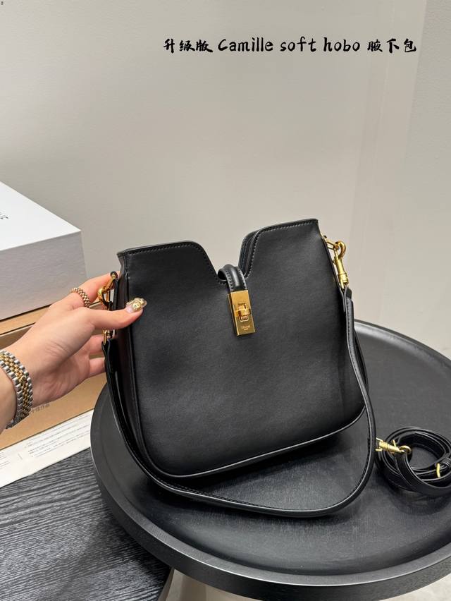 折叠盒 升级版 新品 Camille Soft Hobo腋下包 本季主打 Celine赛琳全球品牌大使刘诗诗,Celine品牌大使李庚希和孙千演绎 Celine 折叠盒 升级版 新品 Camille Soft Hobo腋下包 本季主打 Celine赛琳全球品牌大使刘诗诗,Celine品牌大使李庚希和孙千演绎 Celine