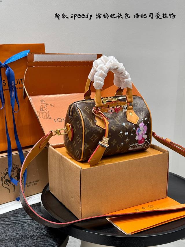 全套礼盒包装 Lv 新款限定Speedy Nano小枕头包 搭配宽肩带 搭配小挂件 可爱的小饰品! 24Ss限定新尺寸,在满足日常需求上搭配了精致小巧可自行多种 全套礼盒包装 Lv 新款限定Speedy Nano小枕头包 搭配宽肩带 搭配小挂件 可爱的小饰品! 24Ss限定新尺寸,在满足日常需求上搭配了精致小巧可自行多种