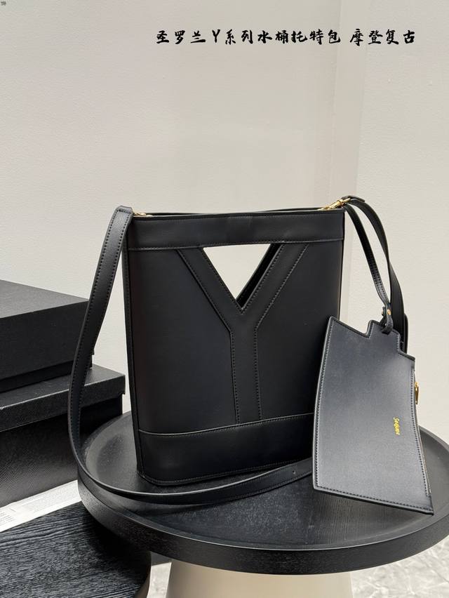 折叠盒 Size:24×29 怎么会有这么好看的包包? Ysl圣罗兰新款Y系列水桶托特包 低调的Y字Logo,简约时尚款式 简约才是百搭公式,高级感满满 是帅气 折叠盒 Size:24×29 怎么会有这么好看的包包? Ysl圣罗兰新款Y系列水桶托特包 低调的Y字Logo,简约时尚款式 简约才是百搭公式,高级感满满 是帅气