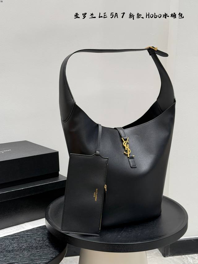 礼盒包装 圣罗兰腋下单肩水桶包 Ysl必买的包Le 5A 7 Hobo Get到的人都已经爱死了继续着Hobo经典风格,极简又有设计感,包口纵贯一条纤细皮革饰带 礼盒包装 圣罗兰腋下单肩水桶包 Ysl必买的包Le 5A 7 Hobo Get到的人都已经爱死了继续着Hobo经典风格,极简又有设计感,包口纵贯一条纤细皮革饰带