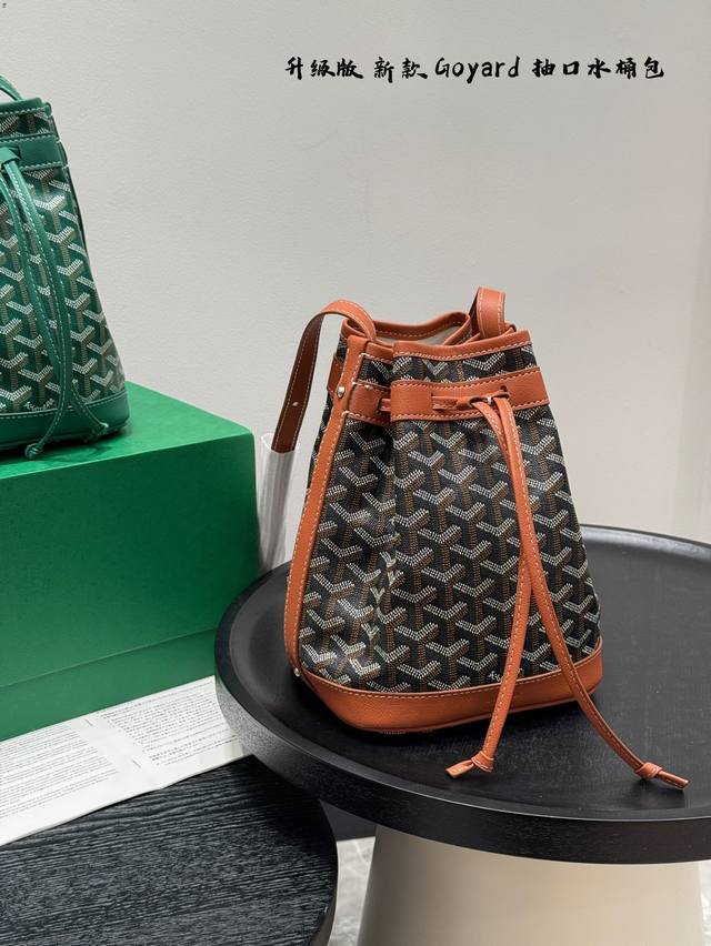 礼盒包装 Size：17*22Cm 背不腻的 Goryar D戈雅水桶包 自重很轻哦！ 背法也可以随意切换 Mini Size上身的休闲时髦感 我真的怎么背都背