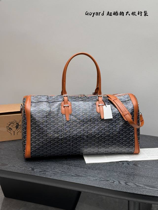 戈雅Goyard 这是超酷的一只包 可以做健身包，也可做旅行袋 容量超级感人非常的实用 出差三四天背这只包 尺寸55Cm