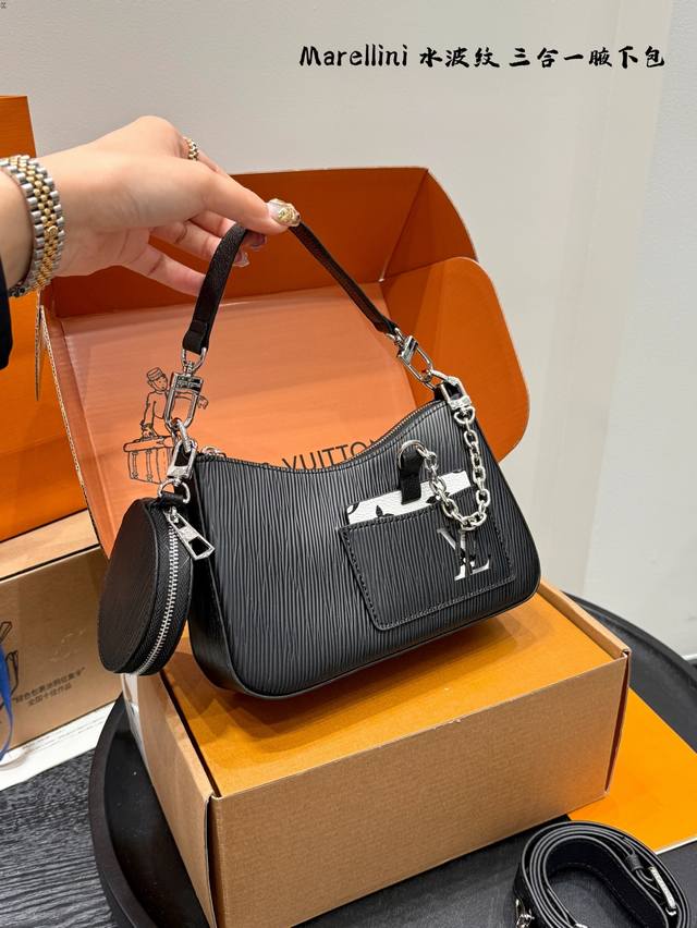 礼盒包装 Size:20*13Cm Lv Marelle三合一 绝美腋下包 一只奶呼呼的 Marellini水波纹 非常洋气 ~ 上身显气质且容量大~ 腋下和斜 礼盒包装 Size:20*13Cm Lv Marelle三合一 绝美腋下包 一只奶呼呼的 Marellini水波纹 非常洋气 ~ 上身显气质且容量大~ 腋下和斜