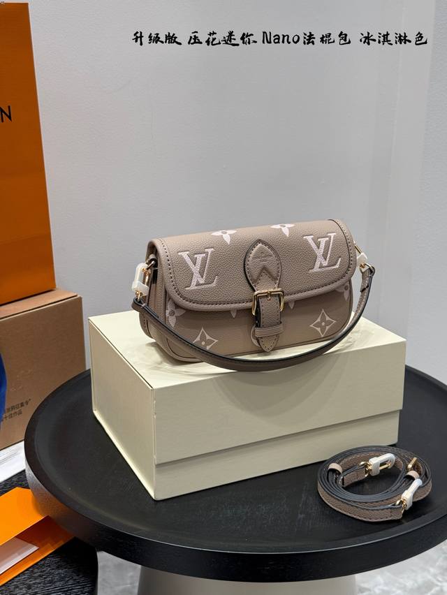 全套礼盒 升级版！钢五金！ Lv迷你法棍 采用全头 层牛皮制作 Mini Nano Diane 法棍手袋 压花 双色Monogram Empreinte皮革的