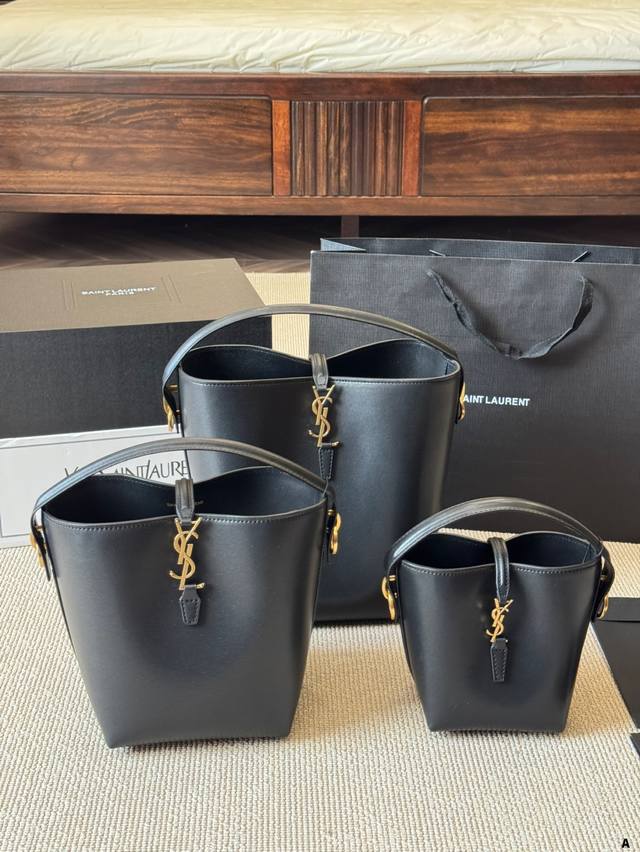 Ysl新款水桶包，人人都在问这款 ＃ Rose 新宠 柔软亮面小牛皮材质有光滑的触感，外观明亮而富有光泽并能完美地反射光线。有多种背携方式，堪称日常佳选：斜挎休