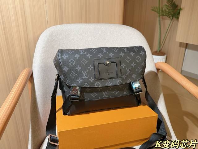 变码芯片 Lv路易威登 Voyager黑花邮差包 男女通用 尺寸28Cm 礼盒包装
