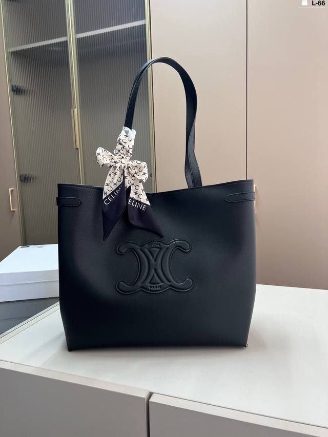 Celine 赛琳托特包， 延续凯旋门 复古斜挎 ， 耐看新款一点都不老套。 L-66尺寸33×30配盒