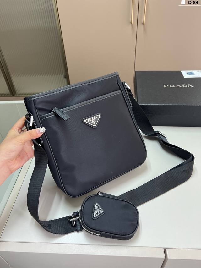 prada 普拉达 Saffiano尼龙布三角标邮差包 单肩斜挎包 采用精湛镶嵌细工 经典百搭 D-84尺寸24×24配盒