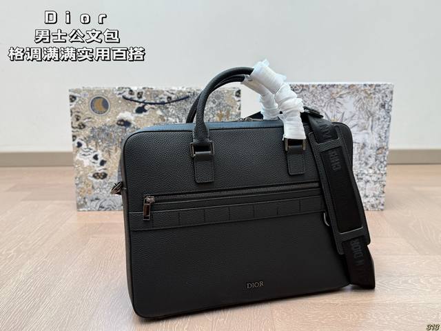 迪奥Dior男士公文包 格调满满，自带一股低调沉稳儒雅的气息！ 版型挺阔，很有型！越用越有沉淀的味道！ 更加低调、沉稳！！ 可单肩可斜挎，不分年龄不分身高！实用