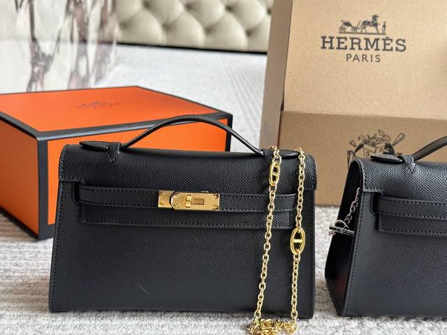 牛皮 配盒 爱马仕Mini Kelly-代，真的太香了，属于日常休闲跟女人味都可以驾驭的那种容量也非常司，，除了随身携带的化妆品，还有再放一个手机，算是小身材大