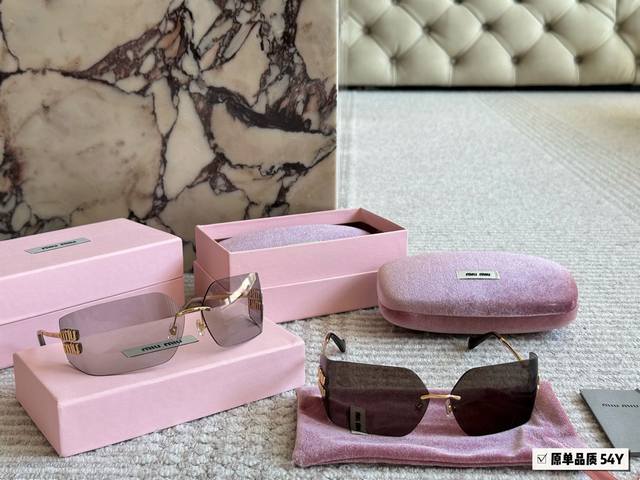 今日份氛围感太阳镜推荐Miumiu 54Ys这款真的是氛围感的神 深灰色镜片高级感直接拿捏 黑色超级百搭甜妹御姐都可以驾驭 还有浅粉色的张元英同款适合甜妹 Y2
