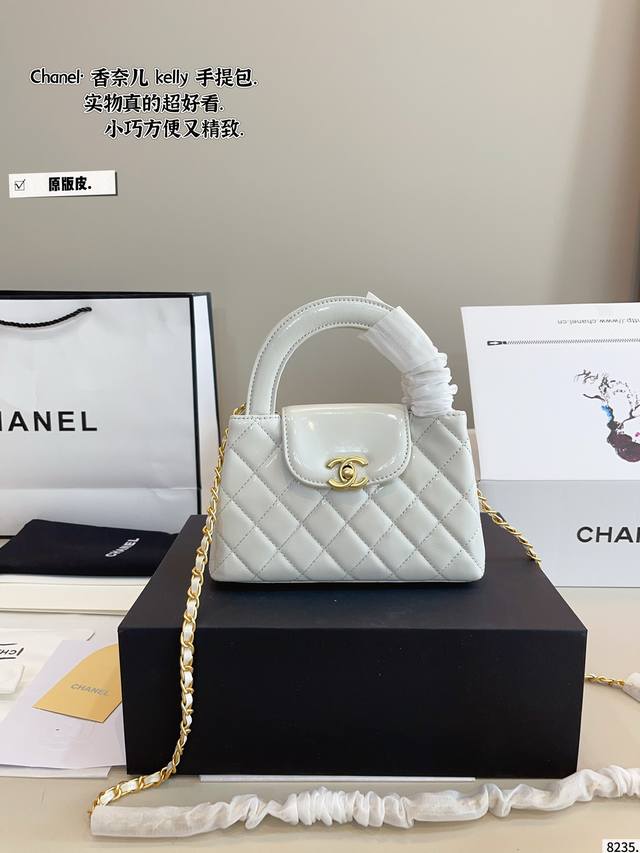 配礼盒. Chanel 香奈儿 Kelly凯莉小废包 超火爆时尚单做工精细 进口五金 让你无论是夏天还是冬天都能背上它出门 是不是性价比超级高 随便凹造型都是美