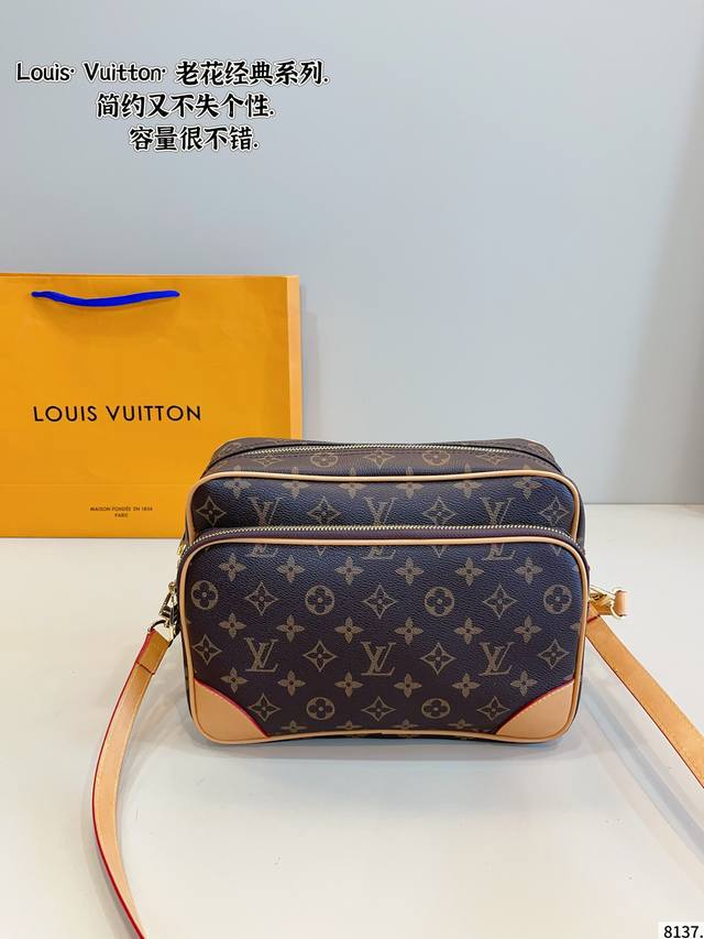 Lv新品记者包，这只是今天所以包里容量最大的，之前因为记者用来装相机，所以取名为记者包双层的相机包，这个更为简单，更适合喜欢中古包包的人，外观浅色配皮，棕色更复