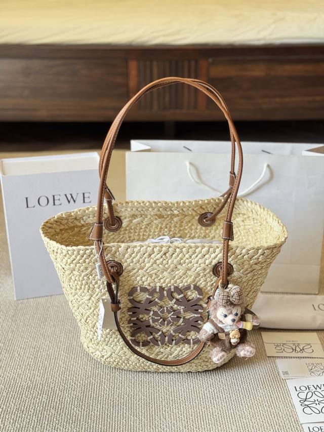 配挂件 Loewe罗意威夏日必备的草编包菜篮子手提包 Loewe 罗意威 草编包 新款 菜篮子 夏日草编包菜篮子很有好感的一个Basket.高级师傅纯手工编织带