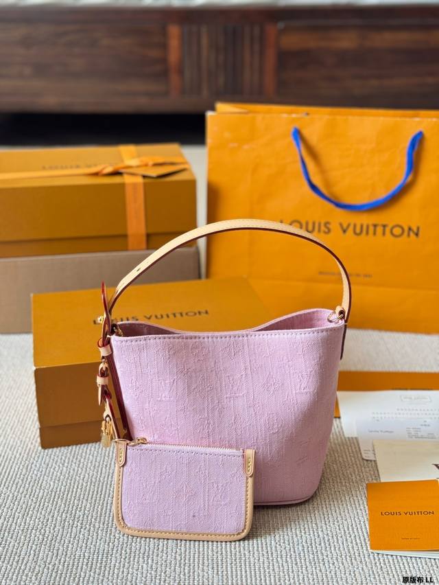 原版布 Lv All Inbb手袋为Monogram牛皮搭配亮泽金属件，以标志性挂锁和名牌彰显经典格调。可调节肩带延续品牌制箱传承，皮革肩带增添斜挎和肩背选择。