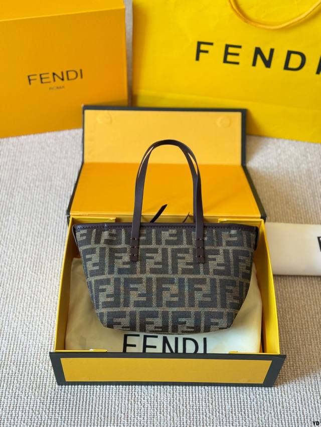 Fendi 老花Roll 迷你菜篮子 新款的老花 Roll迷你菜篮子，深咖色小牛皮配老花宇母 带点复古感的时尚，自带的小牛皮长肩带可以自由拆 卸，能斜挎也能手拎