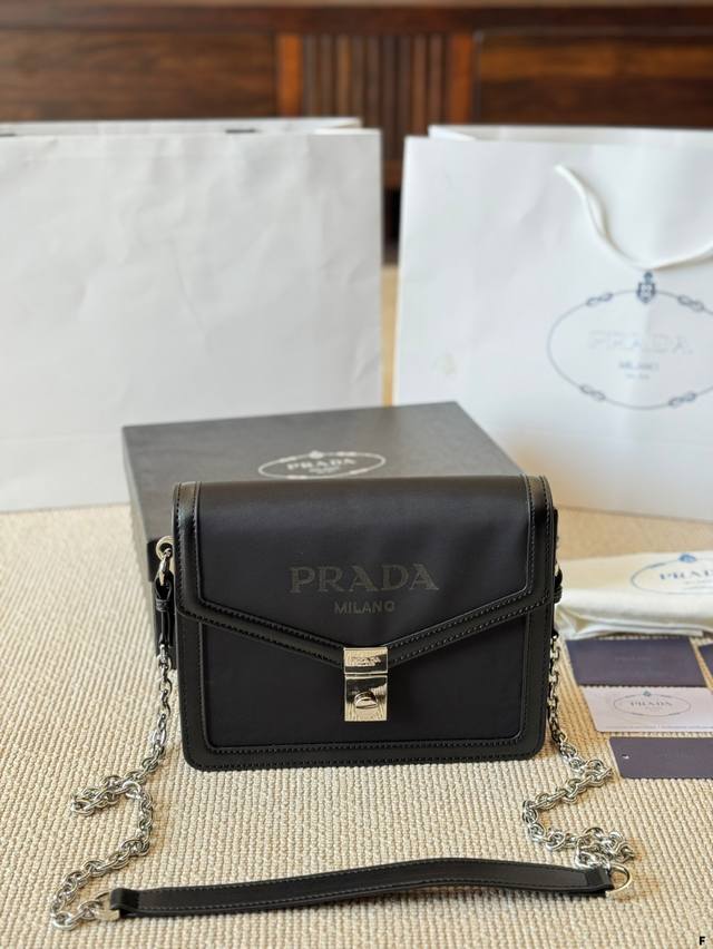 prada 单肩包 慵懒随性又好背 上身满满的惊喜 高级慵懒又随性 彻底心动的一只 尺寸 22 18Cm