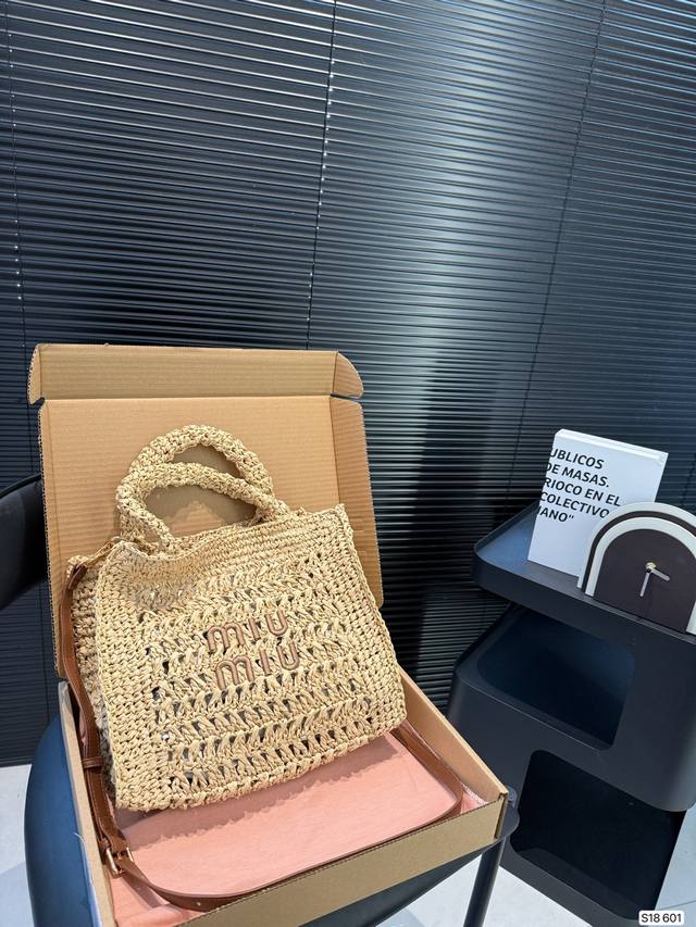 配飞机盒 缪缪编织托特 必须承认，草编包真是夏天的王者啊！ #包包分享 #春夏穿搭 #经典百搭款包包 要说夏天最有氛围感的包包那肯定有草编包的一席之地上身就是自