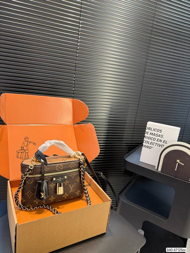 配飞机盒折叠盒子 全钢五金这一季的化妆包颇受时尚界的青睐，看到第一眼就种草了！！造型很硬核 但空间很实用~走在路上就是一道行走的风景线啊。回头率杠杠的~ 而且真