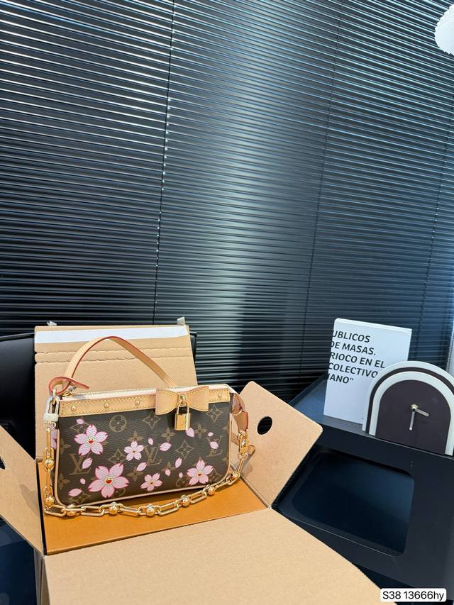 配飞机盒折叠盒子 Lv 路易威登 款 樱花腋下中古麻将包，精致做工 很爱 形状优雅兼顾美观和容量 真的巨好看 而且很耐造 上班通勤日常都可以背尺寸：21 12.