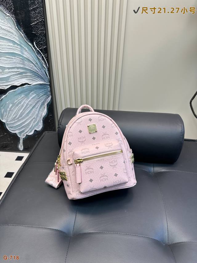 小号尺寸21.27 中号尺寸26.33 大号尺寸30.37 Mcm经典双肩包 巧妙的丝印效果， 立体而自然， 以中轴为对称中心线的上线倒向对称，十分完整完美，