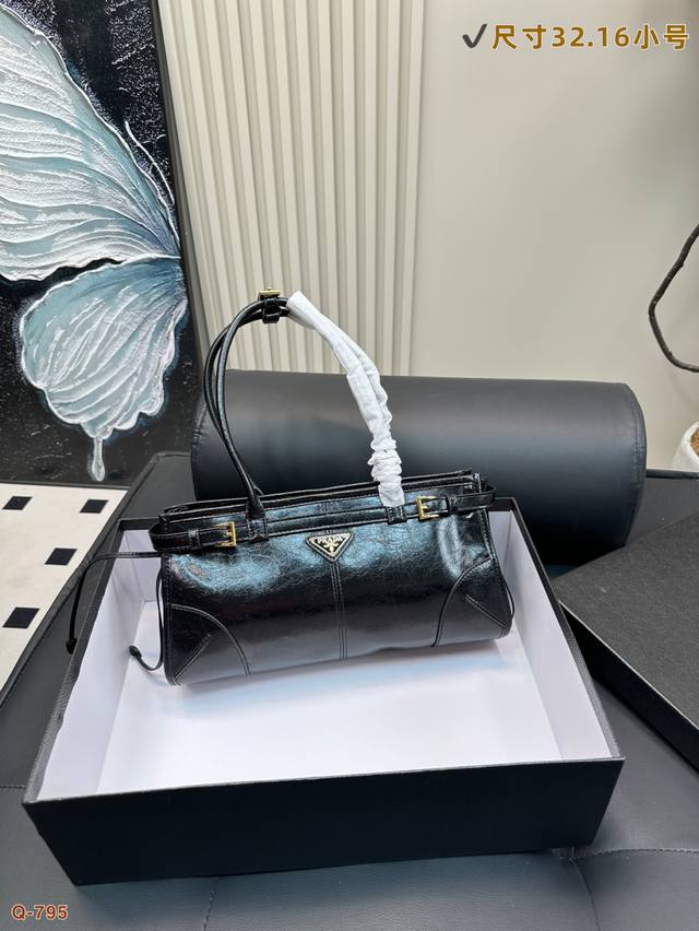 小号尺寸32.16配礼盒 大号尺寸38.24配礼盒 prada普拉达Soft Lux油蜡皮 真的把我美迷糊了！包型自带复古 随意穿搭透着一股酷劲儿~金色五金的经