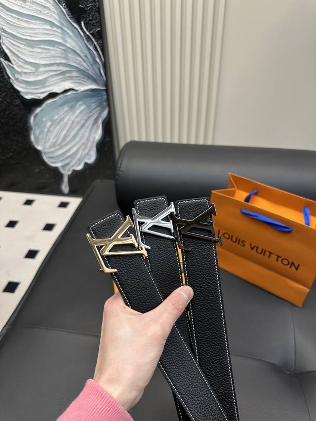 升级版 Lv！ ！高版本！！全钢带头！ 腰带 嘿哈 原单牛皮皮带～热门款 皮带里面最火的啦～质量很好 全套包装！五金绝对不褪色 皮带头和专柜一样的哦～ 配礼盒手