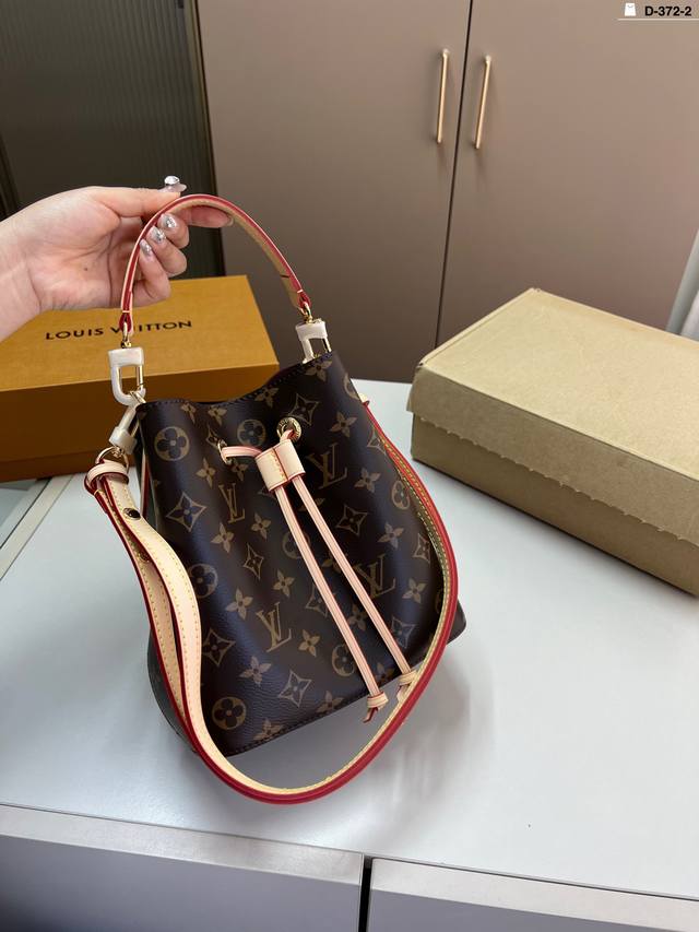 芯片版本 Lv 香槟水桶包 高级又不失优雅 超有氛围感 通勤 休闲 约会通通可搭 D-372-2尺寸21×21折叠盒飞机盒