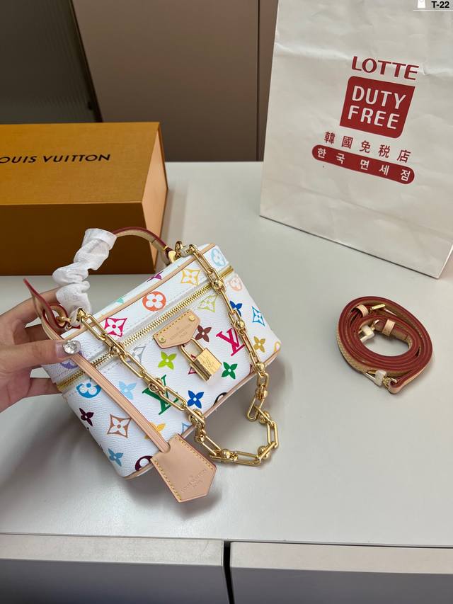 Lv 洗漱包 化妆包 旅行出差旅游带它超方便 超级抢眼 爱了爱了真是叫人无法抗拒 T-22尺寸20×12折叠盒