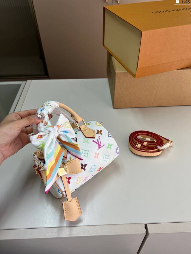 Lv 路易斯威登枕头包 百搭时尚 颜值超高 是每个潮酷女孩必入单品 L-25尺寸16×10折叠盒飞机盒