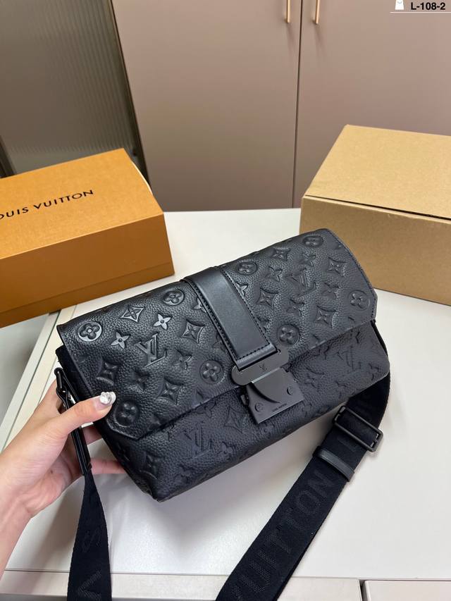 芯片版本 Lv路易威登黑武士经典爆款气质百搭顶呱呱由 邮差包。日常休闲少不了，街拍拍照可它搞 L-108-2尺寸25×15折叠盒飞机盒