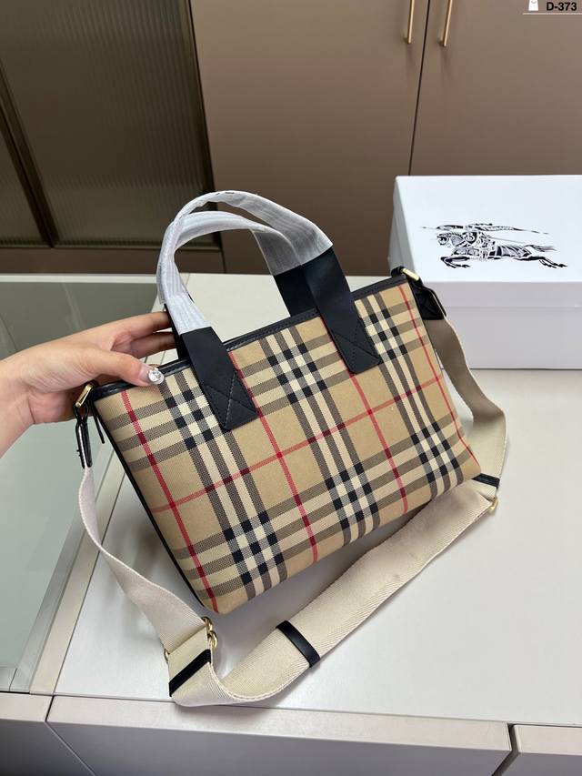 巴宝莉购物袋 可盐可甜极致美感 时尚百搭上身可爱且魅力 D-373尺寸26×18配盒